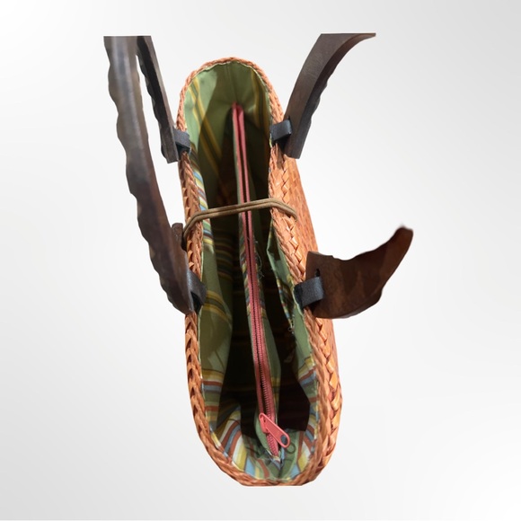 Orang straw bag with Woden handle and snap elastic on widen button. Used - Picture 9 of 12